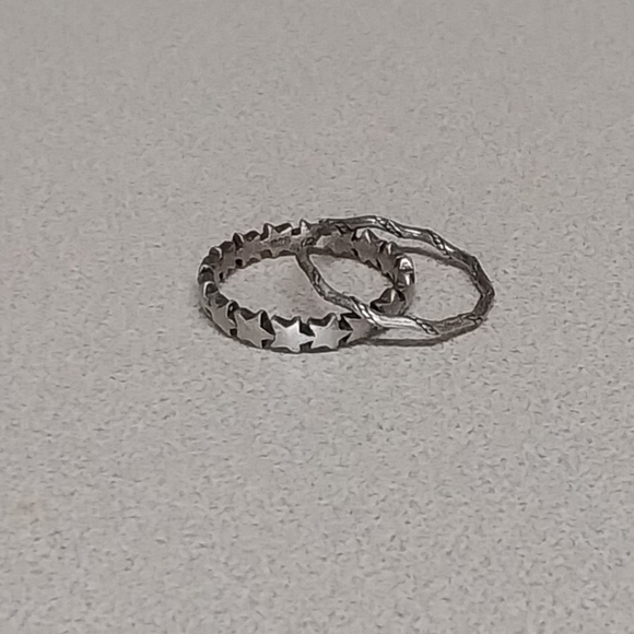 (2) 925 sterling silver stack rings stars and the other rope style size 9 - Picture 2 of 7